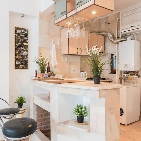 University Square Studio Bükreş